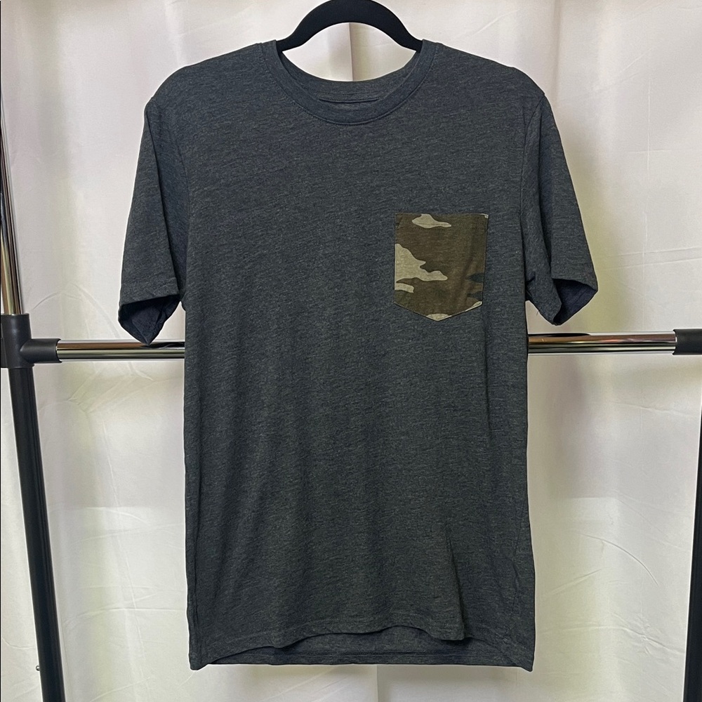 Sonoma men’s Dark Gray Tee with Camo Accented pocket size medium